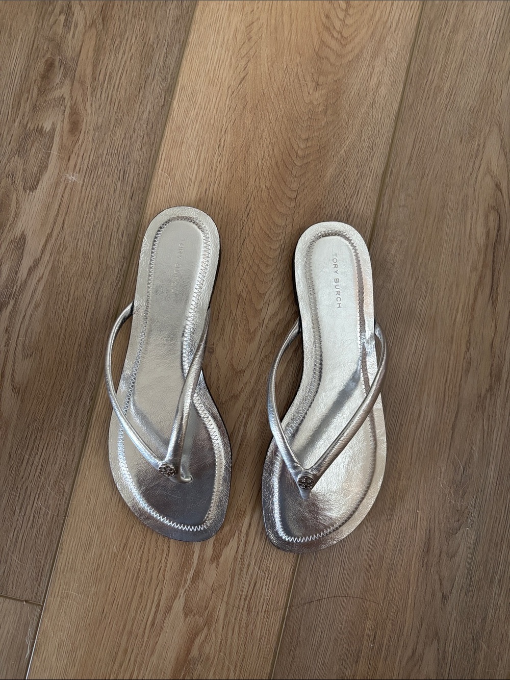 Tory Burch Chelsea Leather Flip Flop Crinkle Metallic Silver Thong 7.5